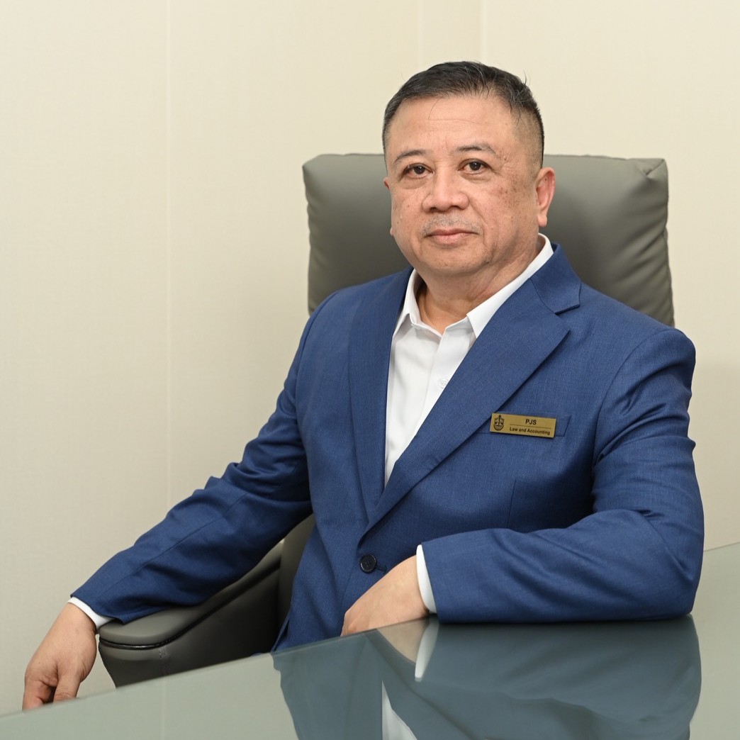 นายจักรพันธ์ อยู่ยืน